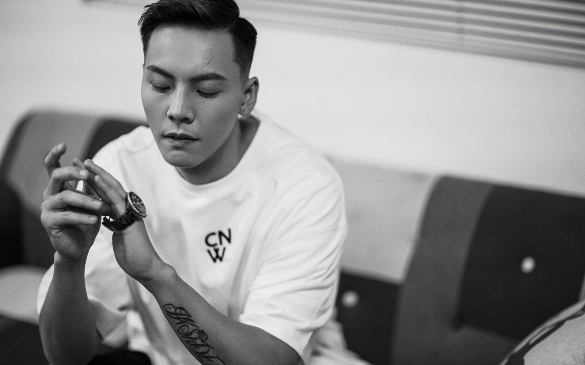 足球中的技术奇迹：知名运动员的冷门技能大揭秘，足球球员技能