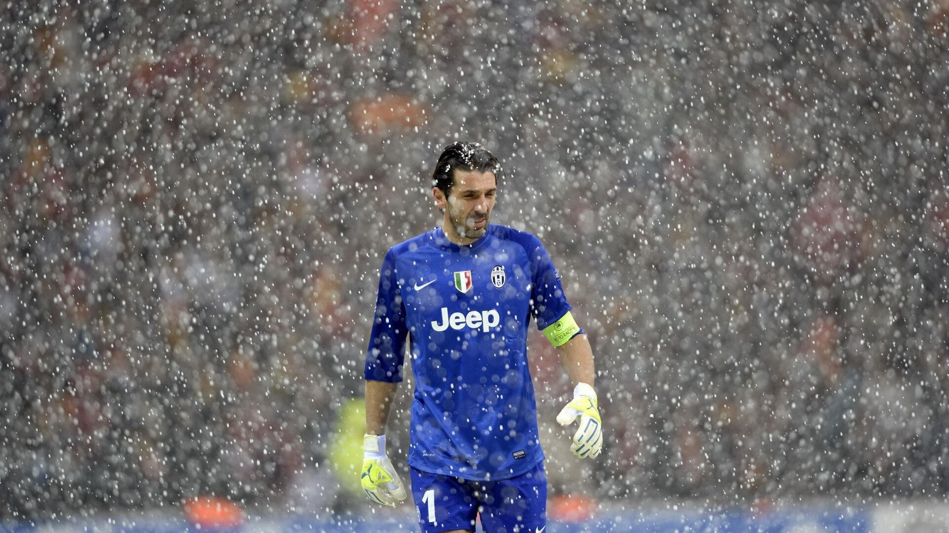 职业联赛推行赛后视频分析帮助球员持续进步，职业联赛现场