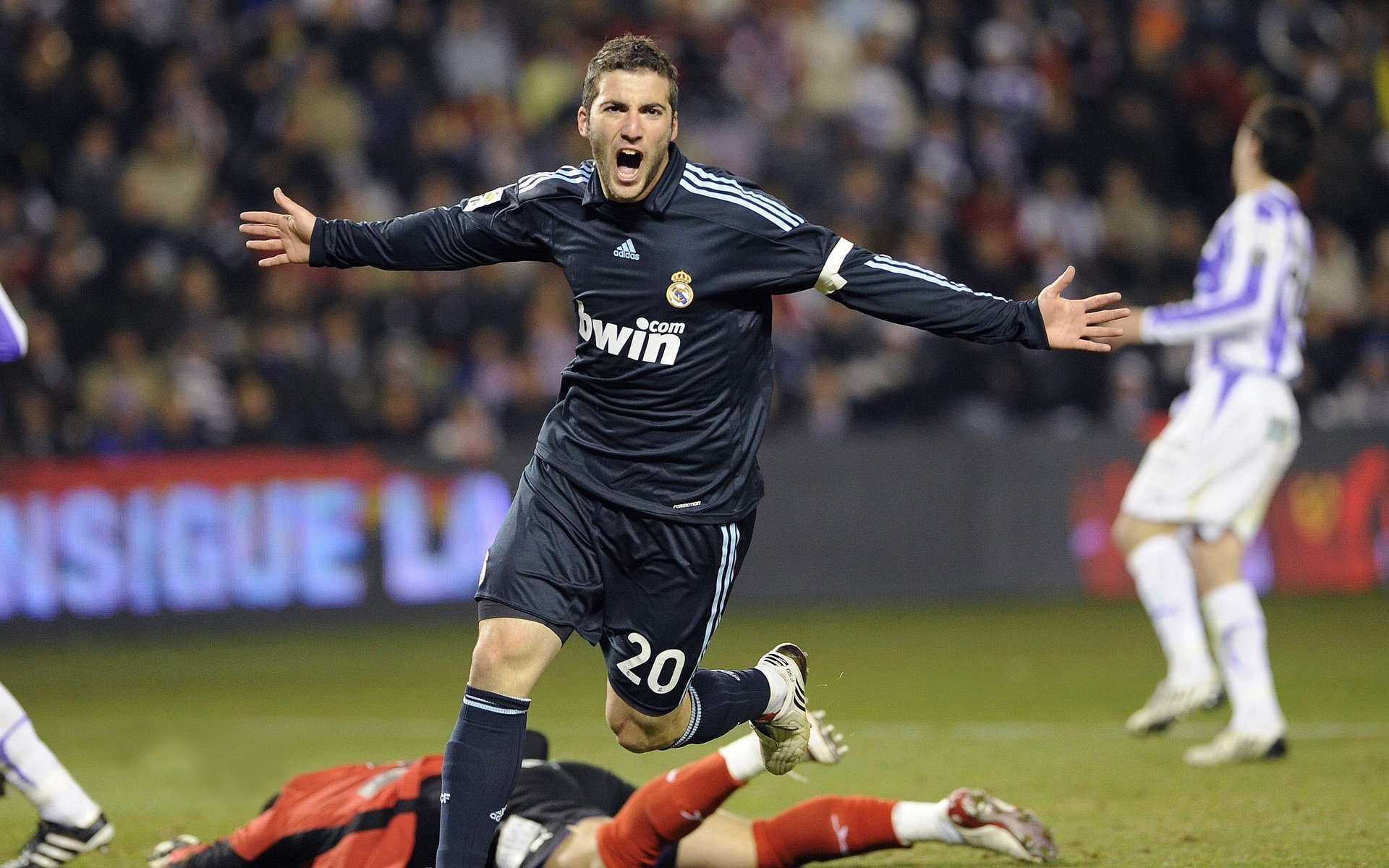 爱游戏真人体育娱乐-追赶赛中的精彩超车瞬间，追车比赛